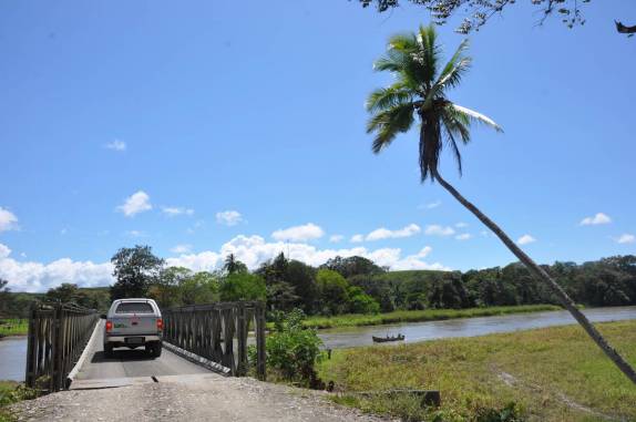 Cruzando rio no caminho para as praias de Zancudo e Pavones, no litoral Pacífico da Costa Rica
